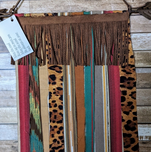 NWT Handcrafted Rustic Boho Western Metal Arrow With Multi Colored Trim - Picture 6 of 7